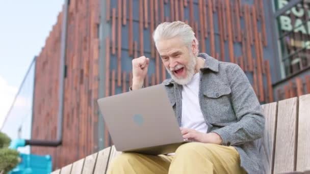 Radostný Starší Muž Vyjadřující Radost Pozitivních Zpráv Oslavující Triumfálním Gestem — Stock video