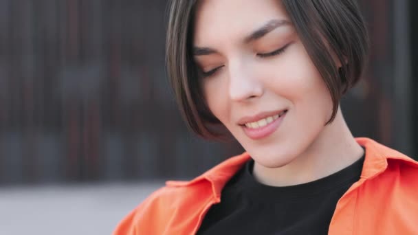 Bruneta Dáma Stylovým Účesem Nosí Oranžovou Košili Dívá Dolů Potěšeným — Stock video