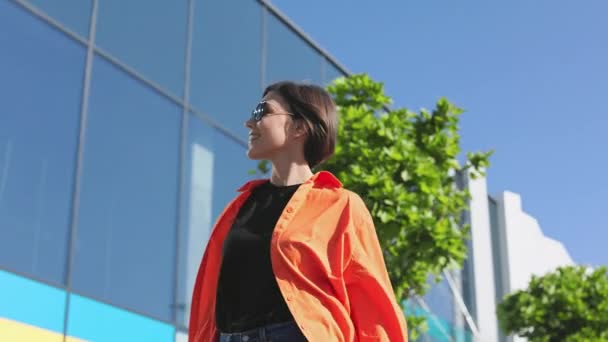 Tiefansicht Einer Positiven Kaukasischen Frau Lässiger Kleidung Und Sonnenbrille Die — Stockvideo