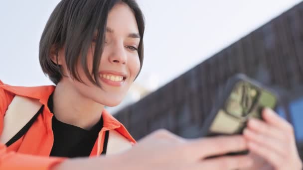 Весела Біла Жінка Посміхається Під Час Перегляду Інтернету Бездротовому Смартфоні — стокове відео