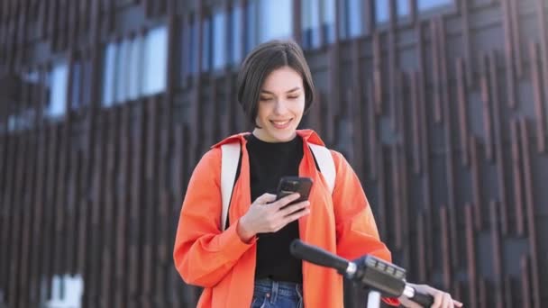 Glimlachende Blanke Vrouw Surfen Sociale Media Moderne Smartphone Terwijl Buurt — Stockvideo