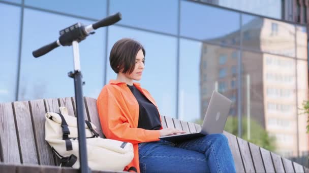 Zijaanzicht Van Drukke Vrouw Zittend Stedelijke Omgeving Met Draadloze Laptop — Stockvideo