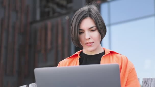 Teleurgesteld Vrouwelijke Werknemer Lezen Slecht Nieuws Moderne Laptop Terwijl Zitten — Stockvideo