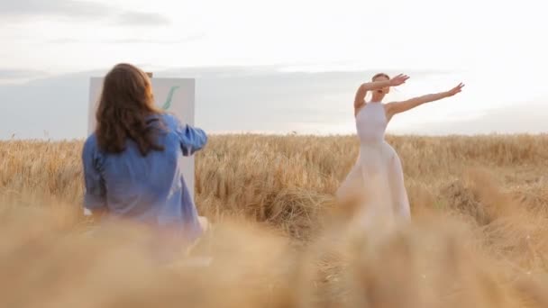 Beautiful Woman Moving Posing Artist Painting Easel Open Field Tall — Stock Video