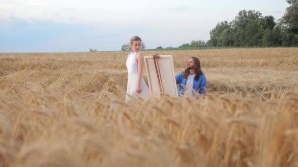 Malba Mužského Umělce Při Pohledu Svůdnou Ženu Přepychovém Oděvu Jak — Stock video