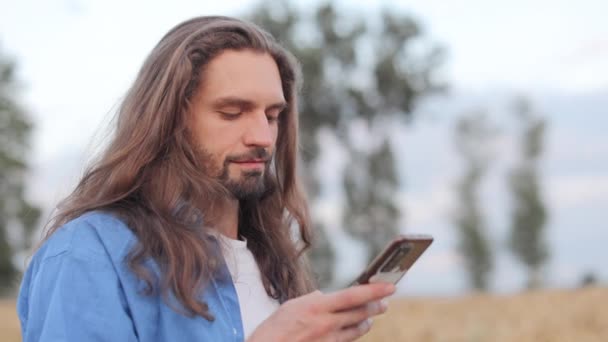 Запутать Человека Темными Длинными Волосами Помощи Смартфона Стоя Улице Сконцентрированный — стоковое видео