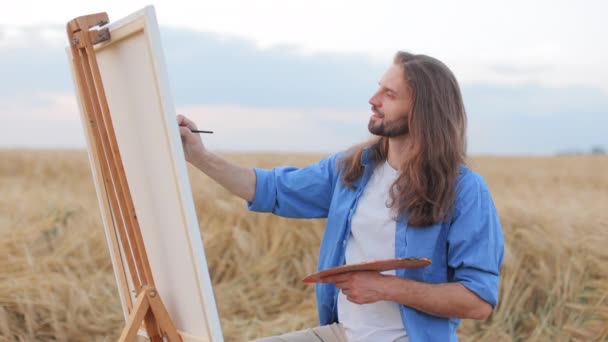 Nachdenklicher Männlicher Maler Mit Langen Haaren Der Vor Der Staffelei — Stockvideo