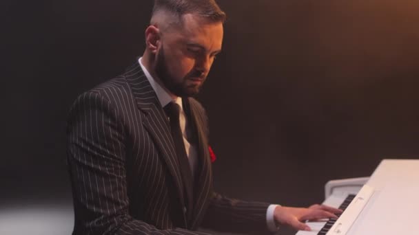 Şık Giyinmiş Tişörtlü Piyanoda Şarkı Söyleyen Odaklanmış Müzisyenlere Yakından Bakın — Stok video