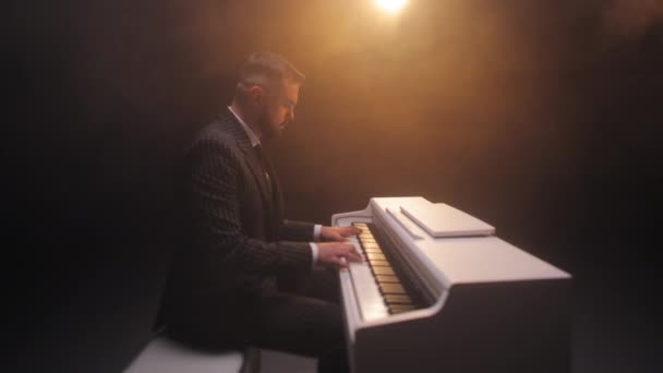 Сконцентрированный Человек Сидящий Клавишами Создающий Музыку Нежными Движениями Пальцев Элегантный — стоковое видео