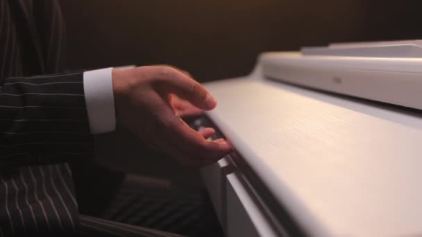 Erkek Eller Beyaz Piyanonun Klavyelerini Açarken Seyircilerin Önünde Gösteriye Hazırlanıyor — Stok video