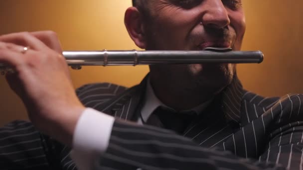 Close Van Mannelijke Lippen Tegen Blaasinstrument Gedrukt Tijdens Uitvoering Van — Stockvideo