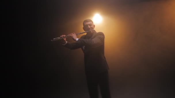 Talentoso Músico Masculino Segurando Flauta Tocando Melodia Enquanto Estava Cena — Vídeo de Stock