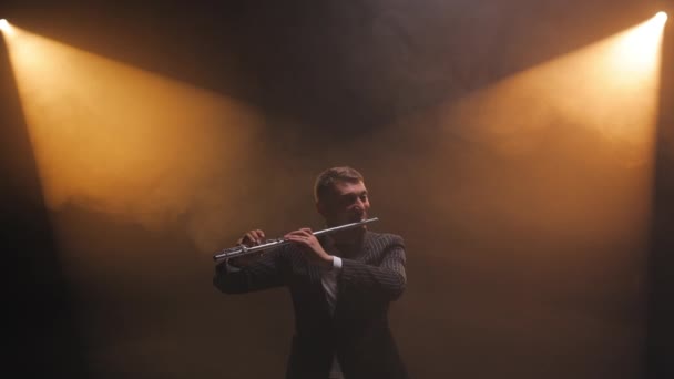 Vooraanzicht Van Mannelijke Fluitist Optredend Het Podium Mistige Sfeer Genietend — Stockvideo