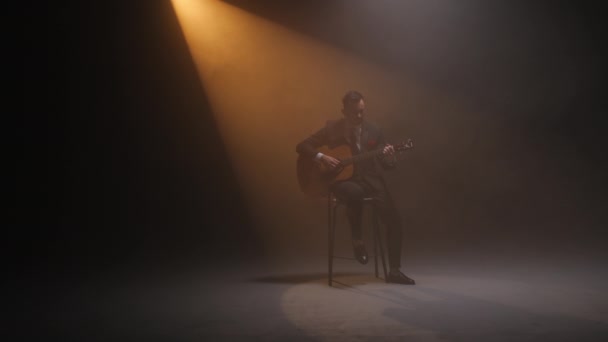 Inspirovaný Muž Elegantním Oblečení Sedí Židli Zpívá Něžnou Píseň Hraje — Stock video