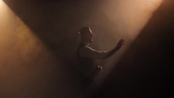 Άνδρας Μουσικός Μοντέρνο Κούρεμα Που Τεντώνει Χέρι Ενώ Τραγουδά Δραματική — Αρχείο Βίντεο