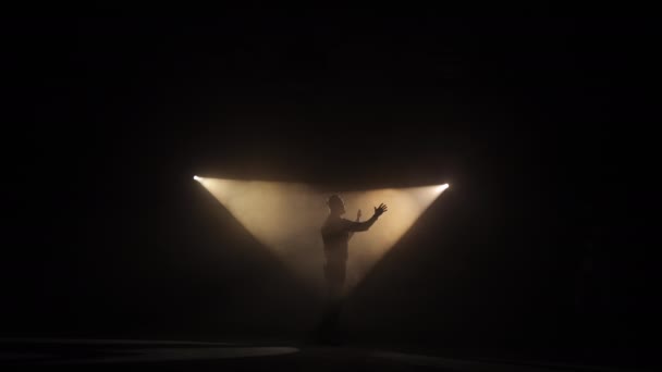 Άνδρας Μουσικός Στέκεται Στη Σκηνή Υπό Φως Δύο Φωτεινά Φώτα — Αρχείο Βίντεο
