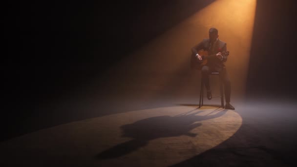穿着正装的男人拿着吉他 坐在黄灯下的高椅子上 有才华的男性音乐家在音乐会期间与爵士音乐一起在舞台上表演 并欣赏乐器演奏 — 图库视频影像