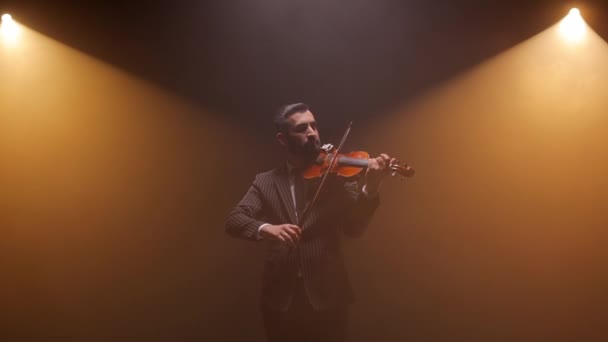 Famoso Artista Masculino Actuando Escena Solitario Tocando Instrumento Musical Músico — Vídeos de Stock