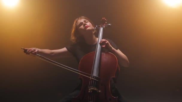 Koncentrerad Kvinnlig Musiker Som Håller Cello Och Skapar Underbar Musik — Stockvideo