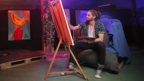 Retrato Completo Del Ingenioso Pintor Masculino Sentado Frente Caballete Madera — Vídeo de stock