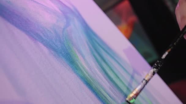 近距离观察才华横溢的艺术家手握画笔 用笔画画布 美丽的杰作装饰着抽象流畅的蓝色和绿色线条 — 图库视频影像