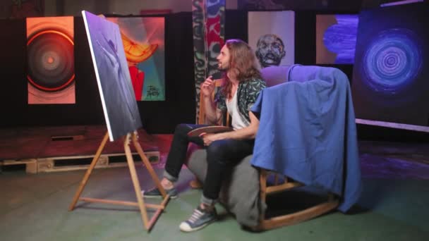 Seitenansicht Des Ursprünglichen Malers Sitzt Auf Hölzernen Schaukelstuhl Mit Blauem — Stockvideo