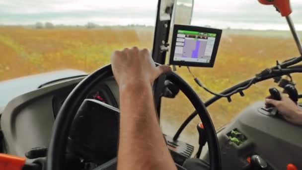 Sürücü Ellerine Odaklanan Traktörün Içi Direksiyona Bilgiyi Gösteren Dijital Ekrana — Stok video