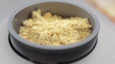 Ezilmis misir ve bugdaydan yapilan sari tozu laboratuar uzmanligindan gecen plastik konteynırda kapat. Modern cihazlarla hasatta bulunan elementlerin ve vitaminlerin analizi.
