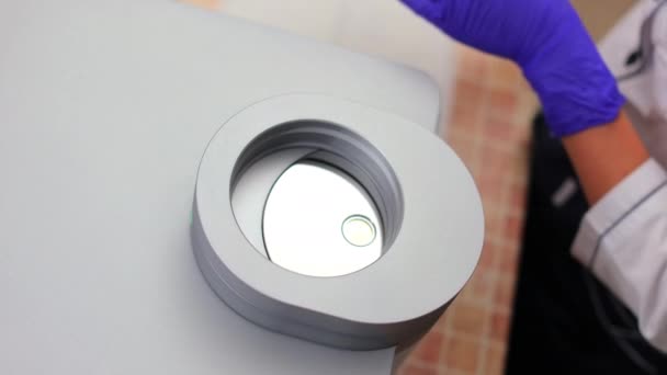 Pracownik Laboratoryjny Noszący Jednolity Medyczny Pojemnik Rękawice Zmiażdżonym Materiałem Specjalnym — Wideo stockowe