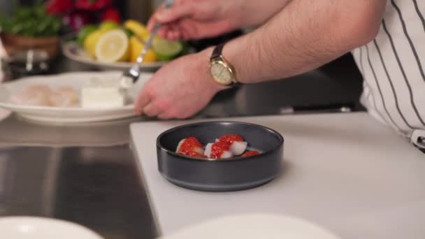 Ervaren Chef Kok Met Polshorloge Professionele Setting Bereiden Van Voedsel — Stockvideo