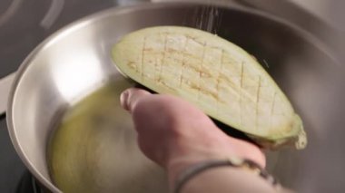 Deneyimli el ele tutuşmalar ve paslanmaz çelik kasenin üzerine tuz serpiştirmeler. Kol saatinde usta bir yemek ustası lezzetli yemekler hazırlıyor..