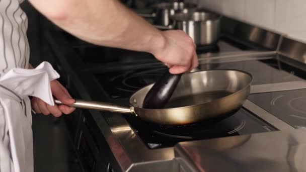 재능있는 Maestro 손잡이를 기름과 표면에 신선한 가지를 사용하는 대중음식점 직업적인 — 비디오