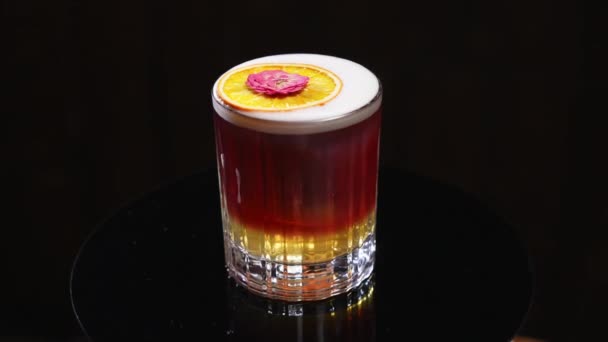 Elegant Servering New York Sura Cocktail Med Skiva Orange Hjul — Stockvideo