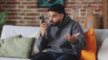 Sinirli, erkeksi insan cep telefonuyla konuşuyor ve kablosuz bağlantıyı kaybederken çığlık atıyor. Karışık erkek, evde otururken işitme zorluğu çekiyor ve sesini yükseltiyor..