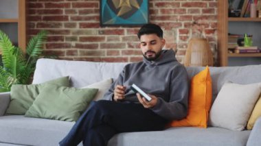 Sıkılmış adam boş bir odada oturuyor ve günlük olaylardan kaçmak için kanepeden ciltli kitap alıyor. İlgisiz kişi eğlenmenin bir yolunu buluyor ve bilişsel becerileri geliştiriyor..