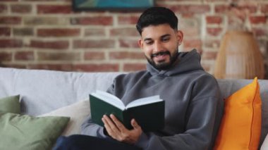 Tatmin olmuş esmer adam kitapta yazılmış metinleri okuyor ve hayal kurarken rüya gibi bir bakışla yan tarafa bakıyor. Fantezi aşığı tatilde en sevdiği destanın yeni kısmının keyfini çıkarıyor..