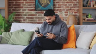 Modern telefonda bankacılık uygulaması kullanıldığı için kafası karışmış bir adam tedirgin oluyor. İnternet üzerinden alışveriş yaparken kredi kartını çöpe atan kızgın tüketici.