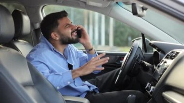 Aracın içinde oturmuş kavga ederken telefonda konuşan yakışıklı bir adam. Heyecanlı kızgın sürücünün tartışması, bağırması, gündüz vakti araçtan birini araması. Duyguların kavramı.