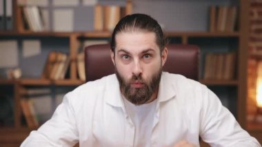 Orta yaşlı, yakışıklı bir iş adamı ofiste şaşırdı ve şok oldu. Kafası karışmış, kafası karışmış, kameraya bakan erkek yöneticinin portresi. Ağzı açık, ağır çekimde. Duygu anlayışı, yüz ifadesi.