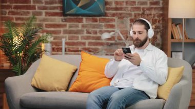 Kot pantolonlu, beyaz gömlekli, kulaklık takmış hayali gitar çalan sakallı bir adam. Gözleri kapamak ve dudakları büzüştürmek, ritimden zevk almak. Evdeki en sevdiğim şarkıya daldım..