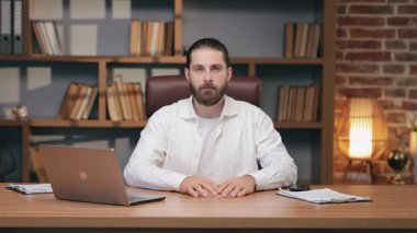 Ciddi bir beyaz erkek kameraya bakarken kollarıyla X işareti yapıyor. İsteği reddetmek ya da eylemi yasaklamak. Çevrimiçi oturum sırasında ya da uzaktan bilgilendirme sırasında katı mesaj gönderilmesi ya da protesto kararı.