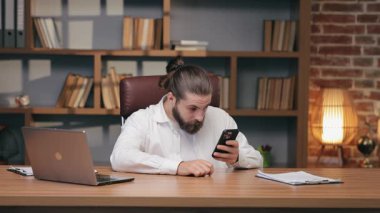 Beyaz adamın akıllı telefona bakarken güçlü bir tepki göstermesinden tiksindim. Hoş olmayan bir şey gördükten sonra yüzünü ekşitiyorsun. Masada oturup gergin ellerle telefonu tutarken ekrandan geri çekiliyor..