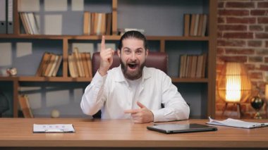 İşaret parmağını kaldırıp işaret ederken heyecanla gülümseyen beyaz bir adamdan esinlendim. Ani bir farkındalık ya da atılım. Önemli tartışmalar sırasında yaratıcı düşünceleri paylaşmak.