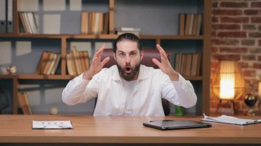 İnançsızlıkla ağzını açarken kafasının yanında el ele tutuşan beyaz bir erkek. Zihinsel aşırı yüklenme ya da dramatik tepki. Yoğun çalışma sırasında baskı ya da stres yaratmak.