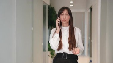 Koridorda telefonu tutan ve iddialı konuşan zarif, beyaz bir kadın. Görevi açıklamak ya da müvekkil meselesini açıklığa kavuşturmak. Stresli durumu sakin bir şekilde yönetirken iş görüşmelerini yönetmek.