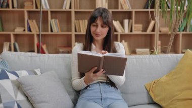 Düşünceli, güzel, beyaz bir kadın elinde kitapla yukarıyı seyrediyor. Kitaplar ve yastıklarla dolu sessiz ev kütüphanesindeki kanepede dinlenirken hikayeye ya da sahnelere yansıyor..