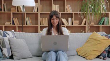 Ekran ve bilgi işlemeye odaklanmış güzel beyaz bir kadın. Ekrandaki açıklamaya tepki verirken canlı webinar izlemek veya sanal eğitim oturumuna katılmak.