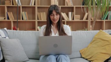 Düşünceli, güzel, beyaz bir kadın çenesini elinde tutuyor ve gözlerini kıstırıyor. Çevrimiçi proje sırasında beklenmedik iletiler analiz ediliyor ya da seçenekleri sessizce tartışırken hileli problem çözülüyor.