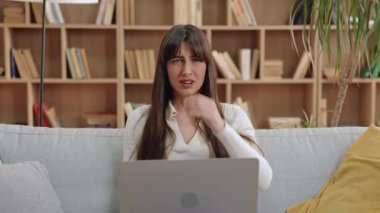 Yorgun, beyaz bir kadın alnına ve şaşı gözlerine dokunuyor. Yoğun baş ağrısı ya da dijital yorgunluk uzun saatler süren ekran süresi ve stresli bir günün ardından.