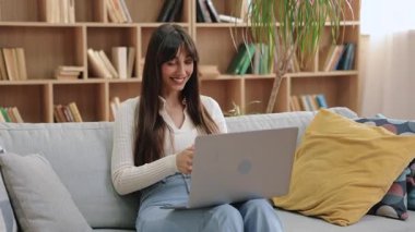 Dostça gülümseyen beyaz kadın el sallıyor ve video görüşmesine başlıyor. İş arkadaşınızı selamlamak ya da otururken online toplantıya katılmak ve neşeli, uzak bir sohbete dalmak.